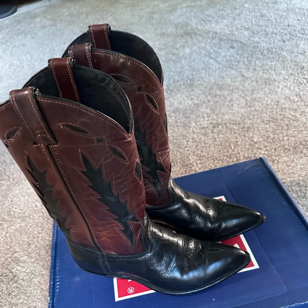 - Tony Lama vintage women's cowboy boots